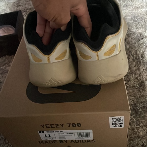 Yeezy 700 V3 ‘safflower’ - Picture 3 of 5